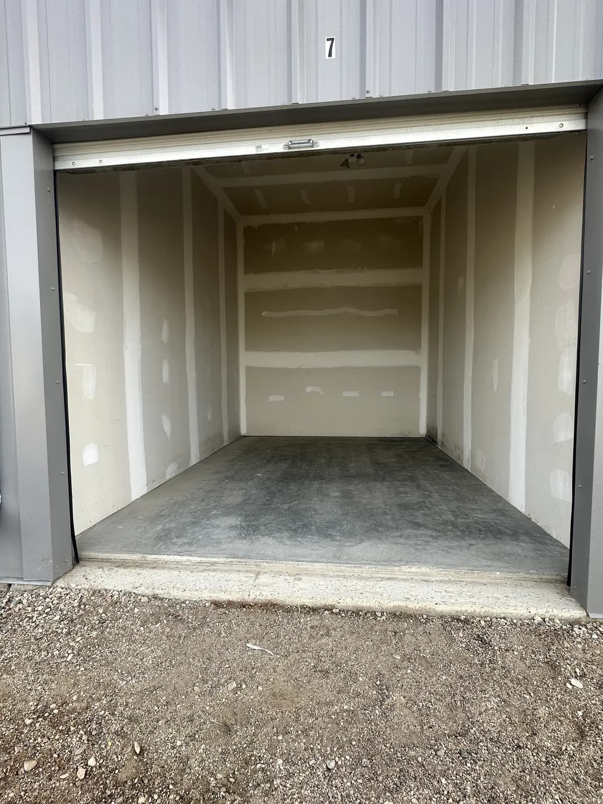 Open storage bay
