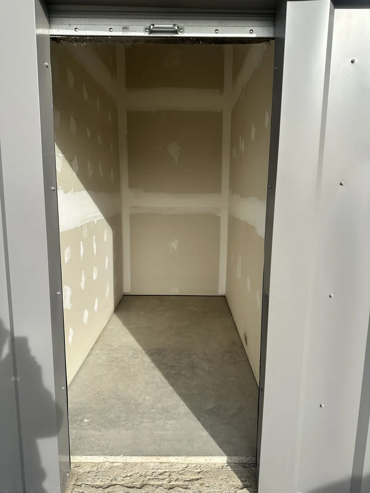 Open storage bay
