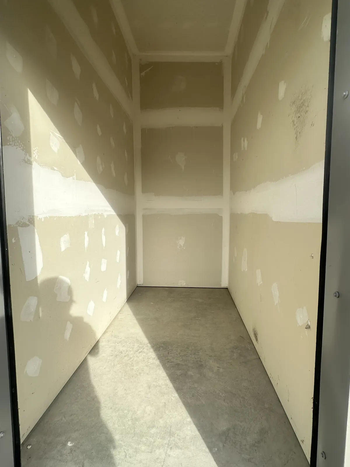Open storage bay